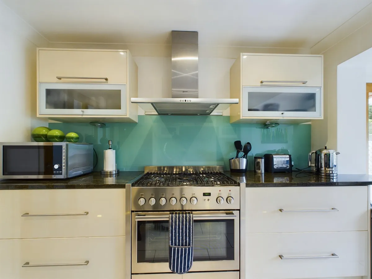 Springfield Grove, Sunbury-on-thames, TW16, photo 2