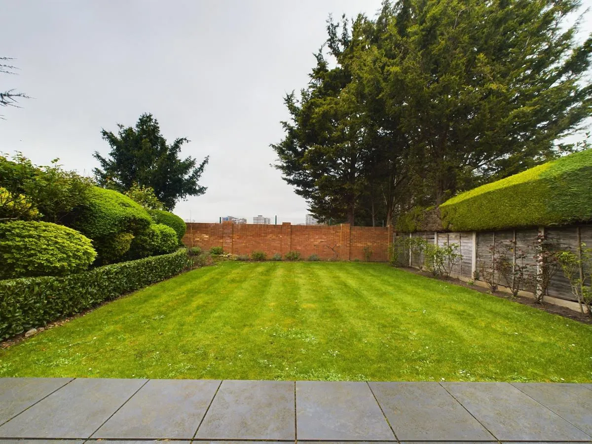 Springfield Grove, Sunbury-on-thames, TW16, photo 16