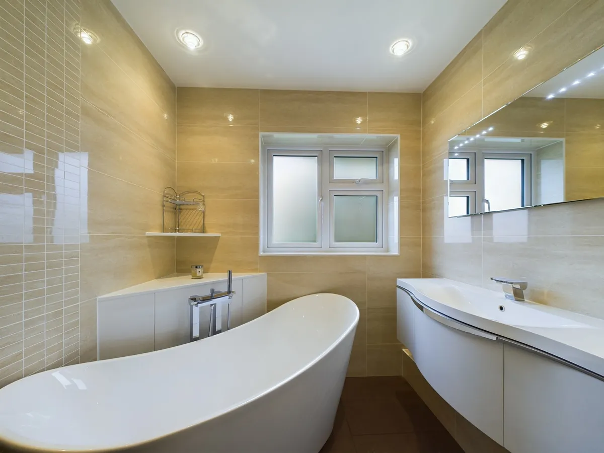 Springfield Grove, Sunbury-on-thames, TW16, photo 12