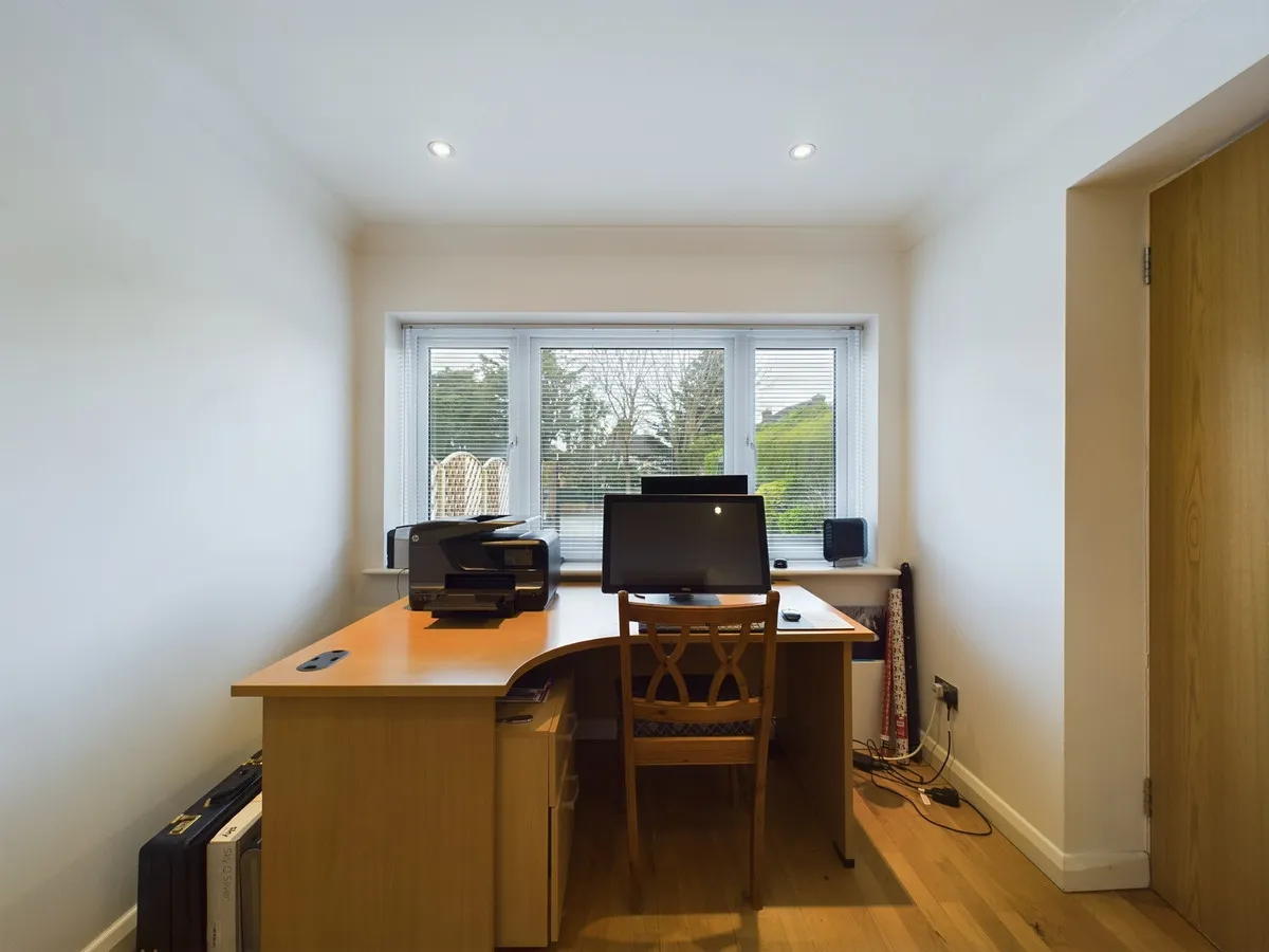 Springfield Grove, Sunbury-on-thames, TW16, photo 8