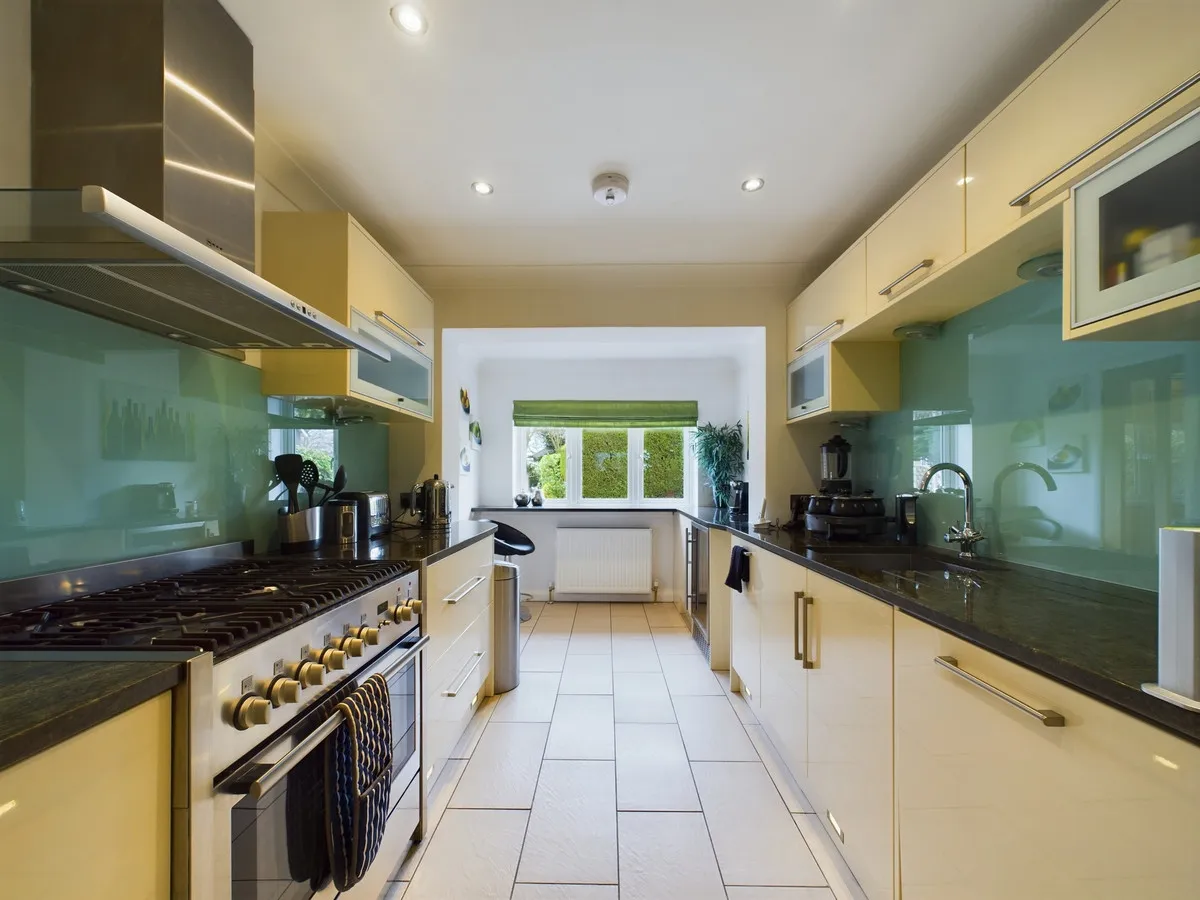 Springfield Grove, Sunbury-on-thames, TW16, photo 4