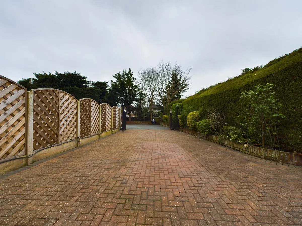 Springfield Grove, Sunbury-on-thames, TW16, photo 14