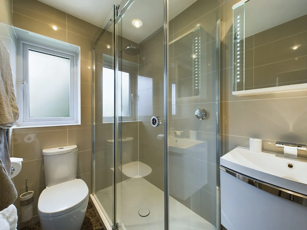 Springfield Grove, Sunbury-on-thames, TW16, photo 9