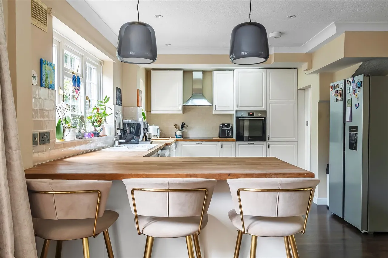 Wishford Court, Ashtead, KT21, photo 8
