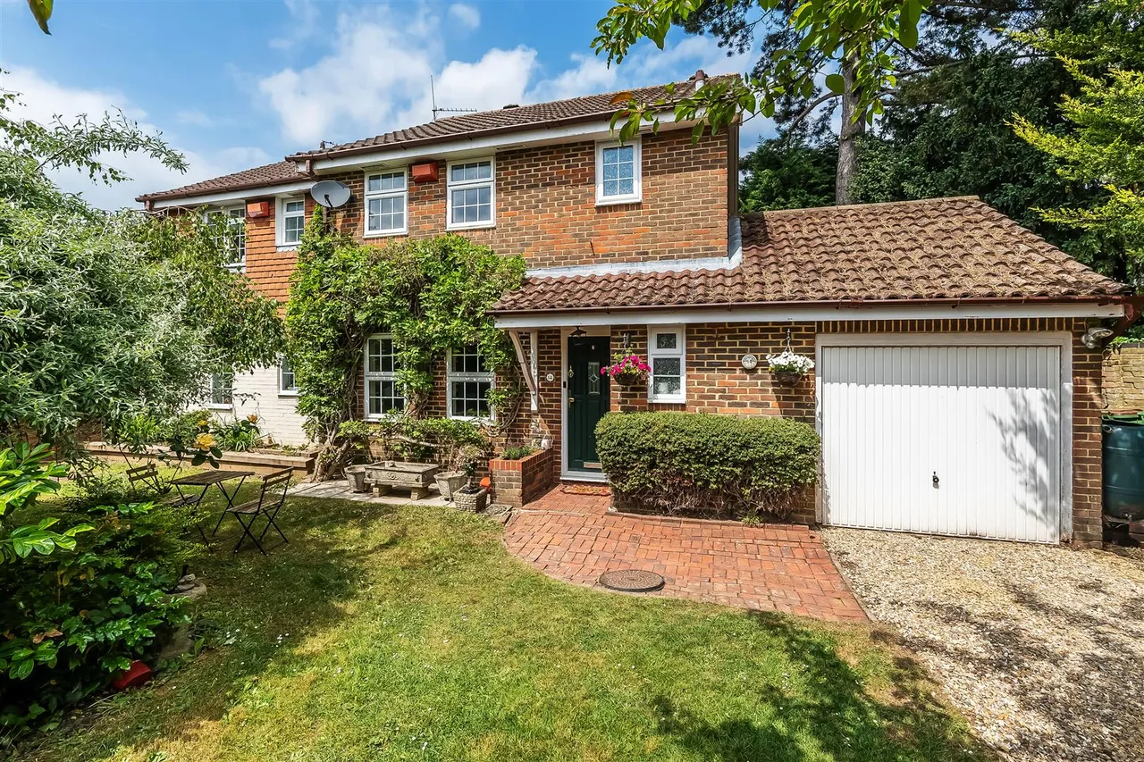 Wishford Court, Ashtead, KT21, photo 15