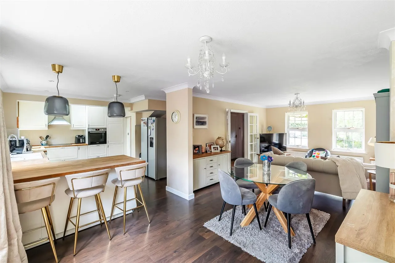 Wishford Court, Ashtead, KT21, photo 5