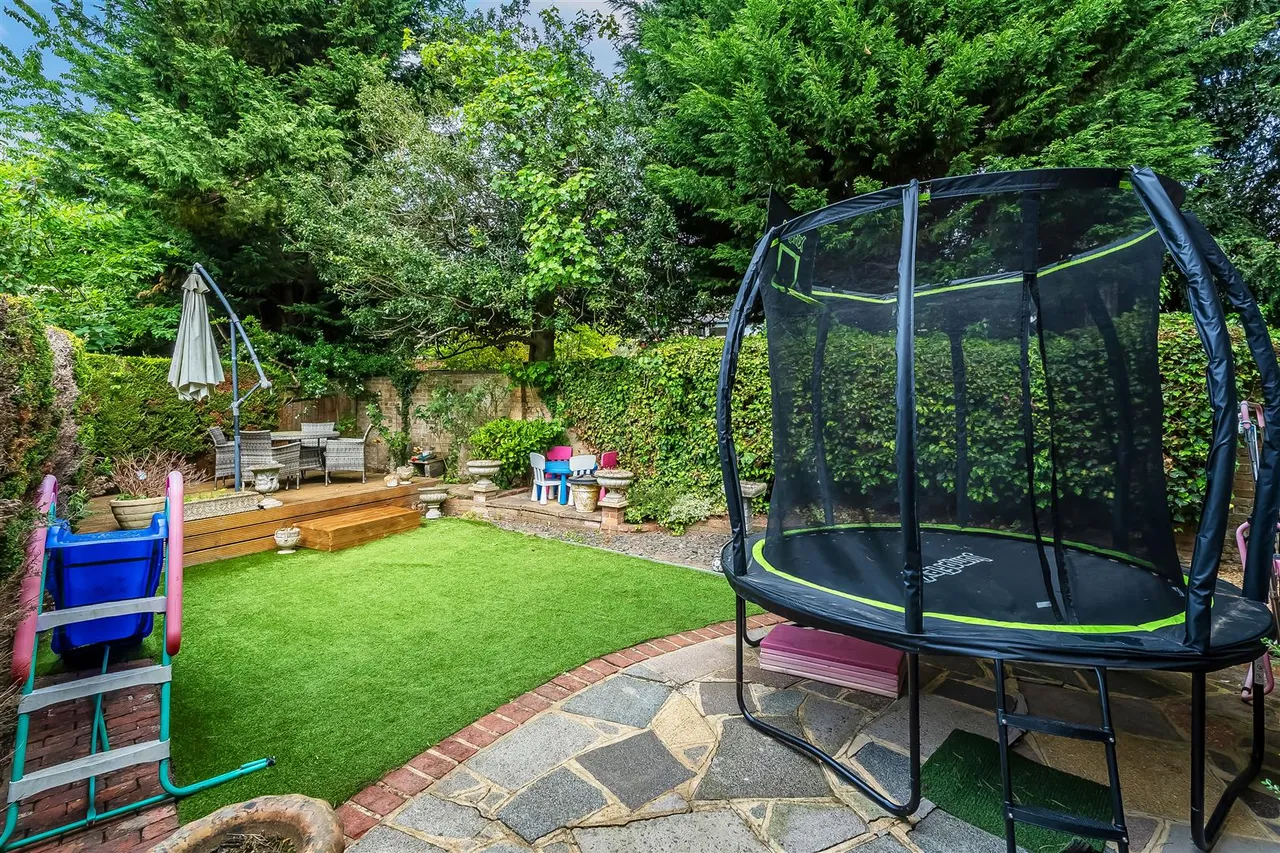 Wishford Court, Ashtead, KT21, photo 17