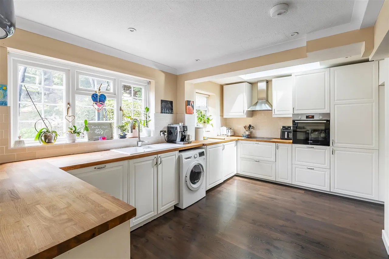 Wishford Court, Ashtead, KT21, photo 9