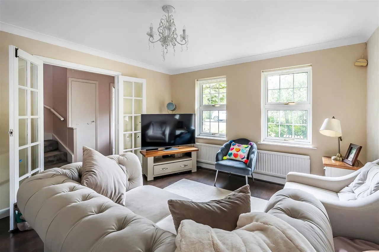 Wishford Court, Ashtead, KT21, photo 3
