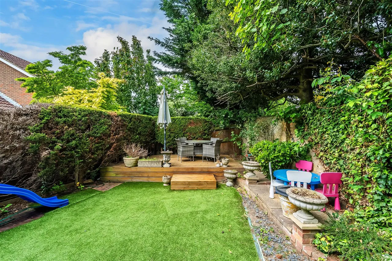 Wishford Court, Ashtead, KT21, photo 18
