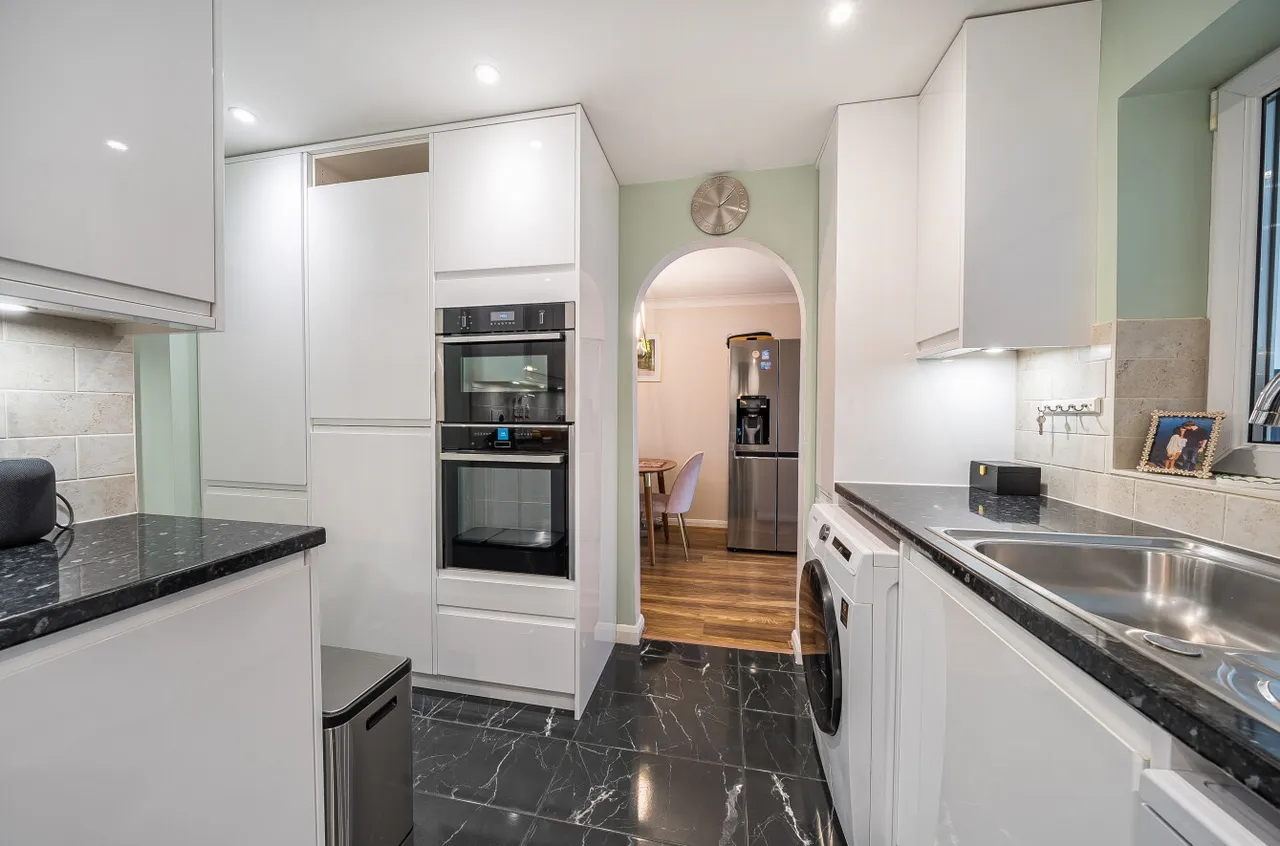 Hazel Avenue, Farnborough, Hampshire, GU14 0HB, photo 4
