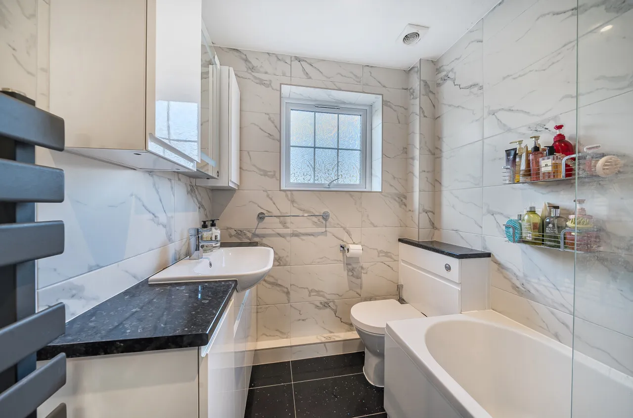Hazel Avenue, Farnborough, Hampshire, GU14 0HB, photo 9