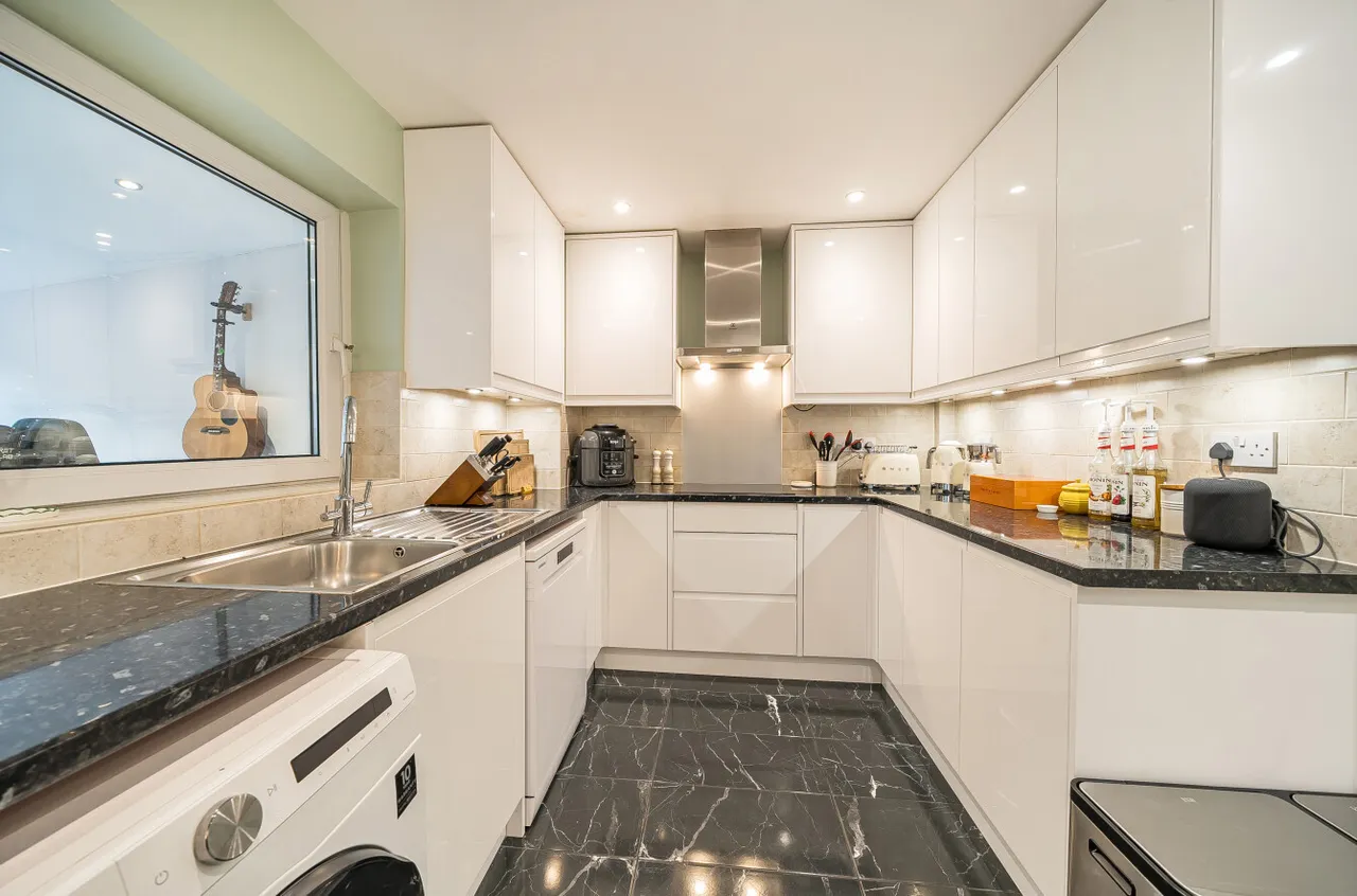 Hazel Avenue, Farnborough, Hampshire, GU14 0HB, photo 2