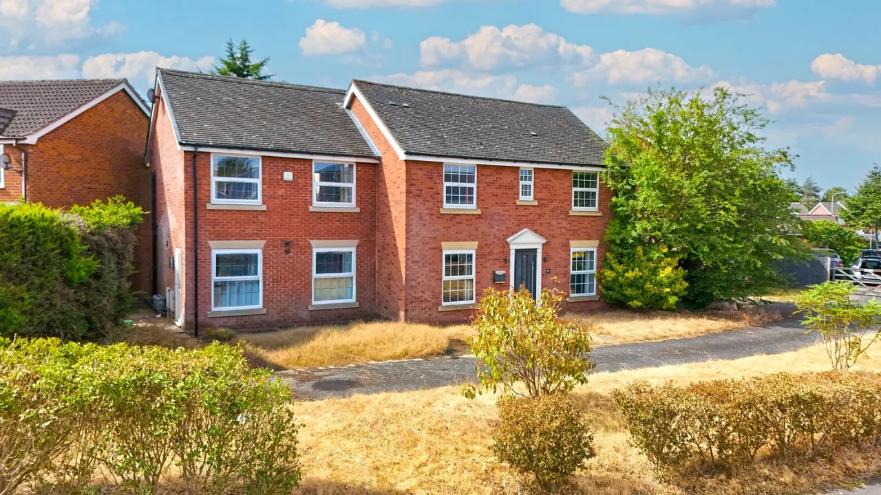 5 bed house for sale — Glovers Way, Telford, Shropshire TF5 0NZ