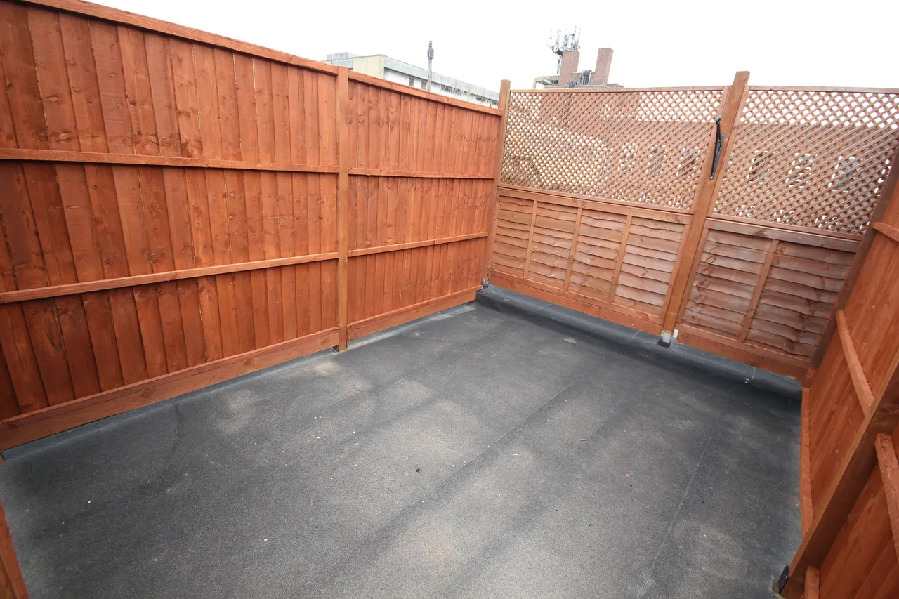 Uxbridge Road, Pinner, photo 6