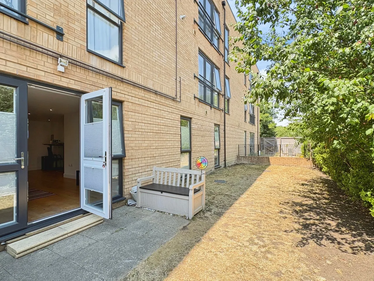 2 bed flat for sale — Exchange Close, Aldershot, Hampshire, GU11 2FD