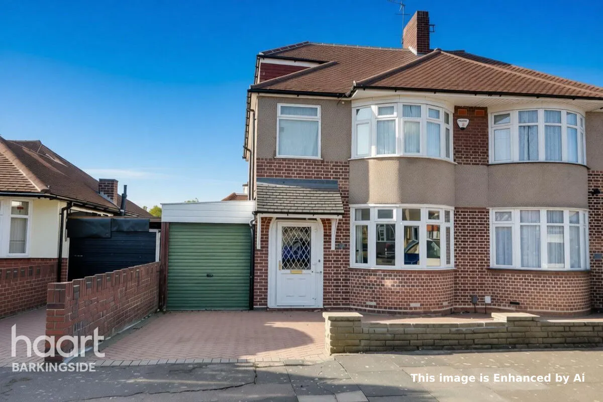4 bed house for sale, Strafford Avenue, Clayhall, IG5
