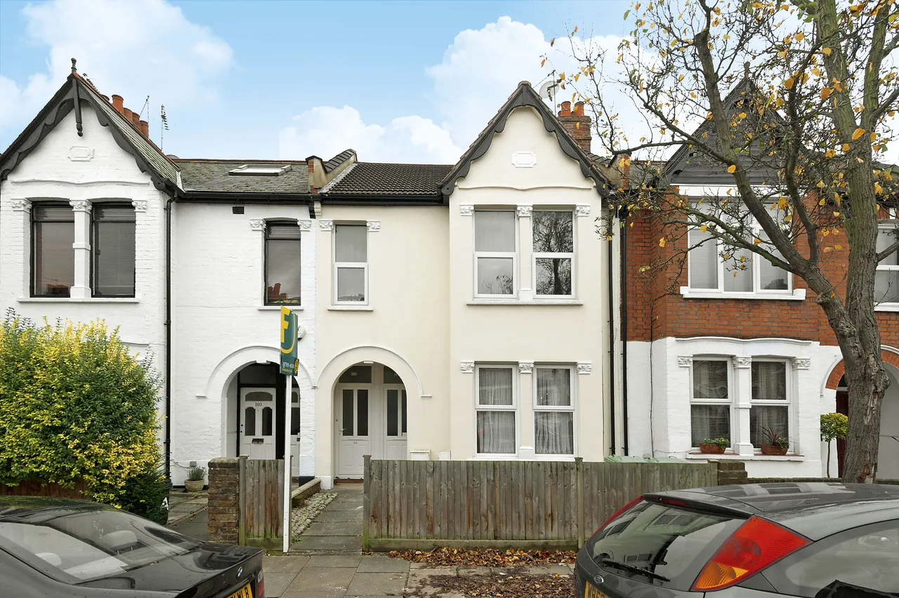 3 bed flat to rent — 112b Darwin Road, London