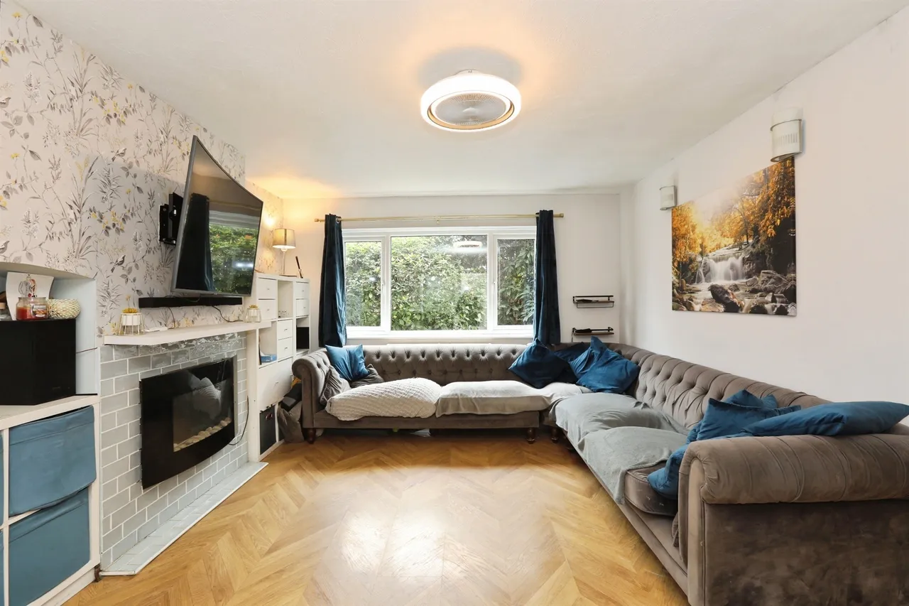 Woods Hill Close, Ashurst Wood, RH19, photo 2