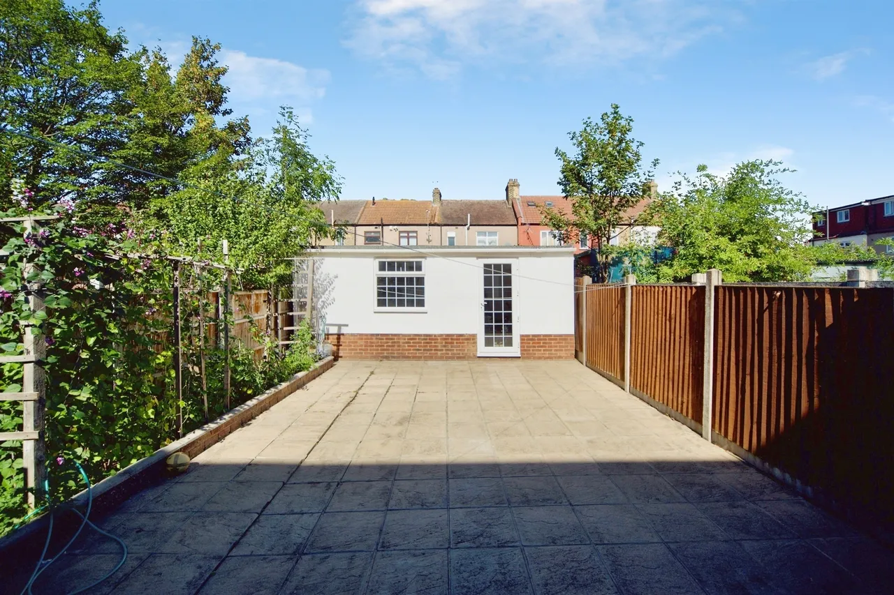 Flanders Road, London, photo 4