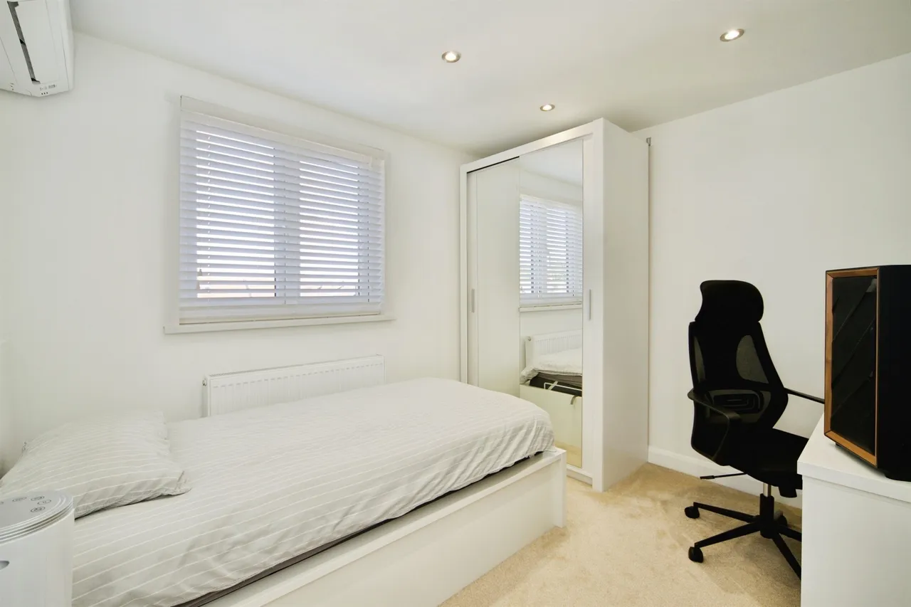 Flanders Road, London, photo 6