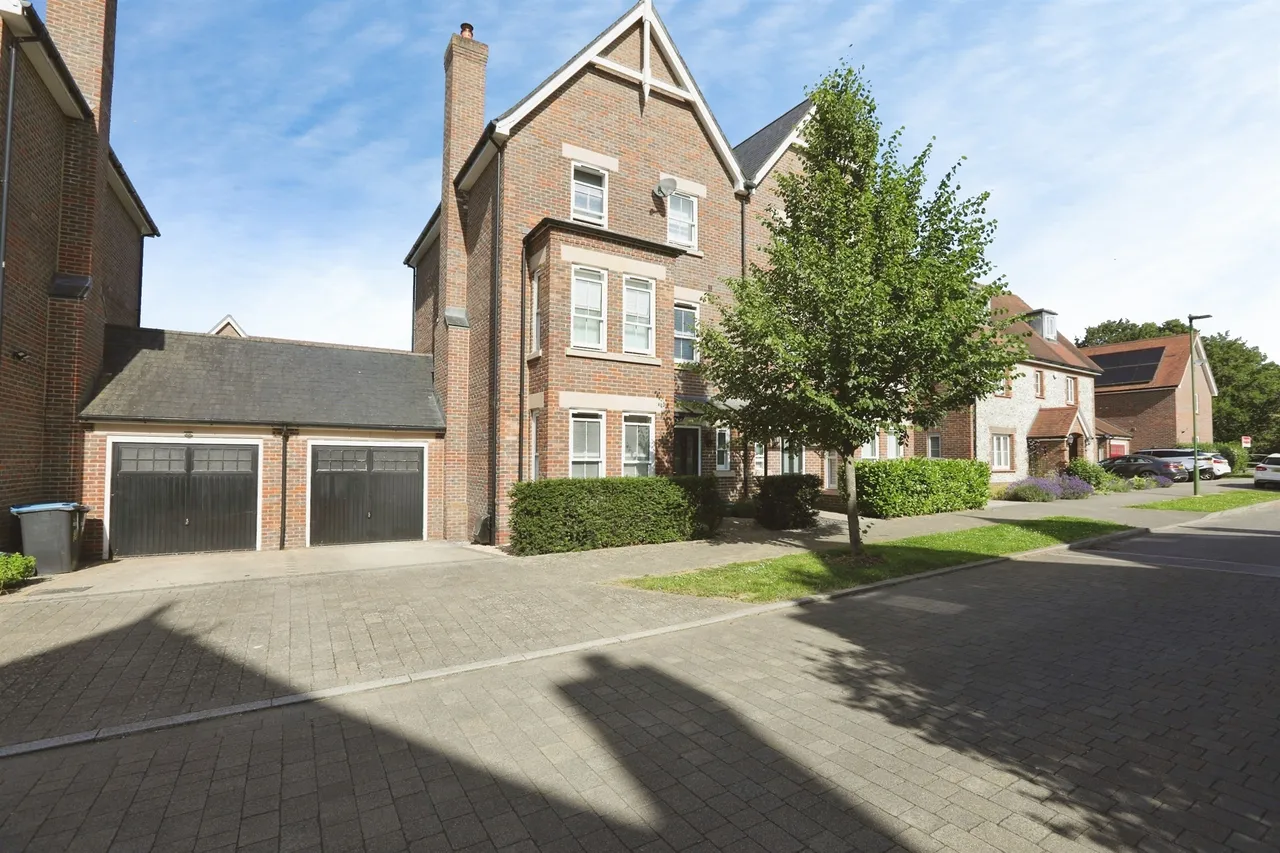 5 bed house for sale — Wyvern Way, Burgess Hill