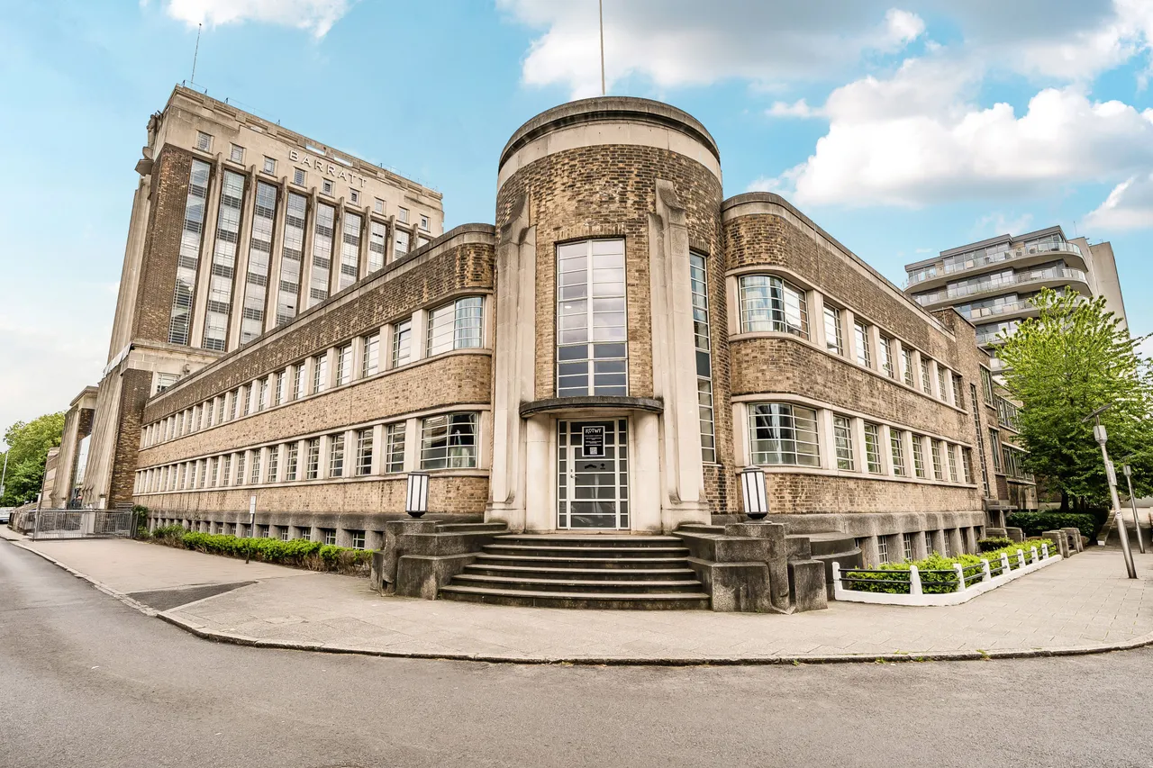 1 bed flat for sale — 113 Wallis House, Great West Road, Brentford