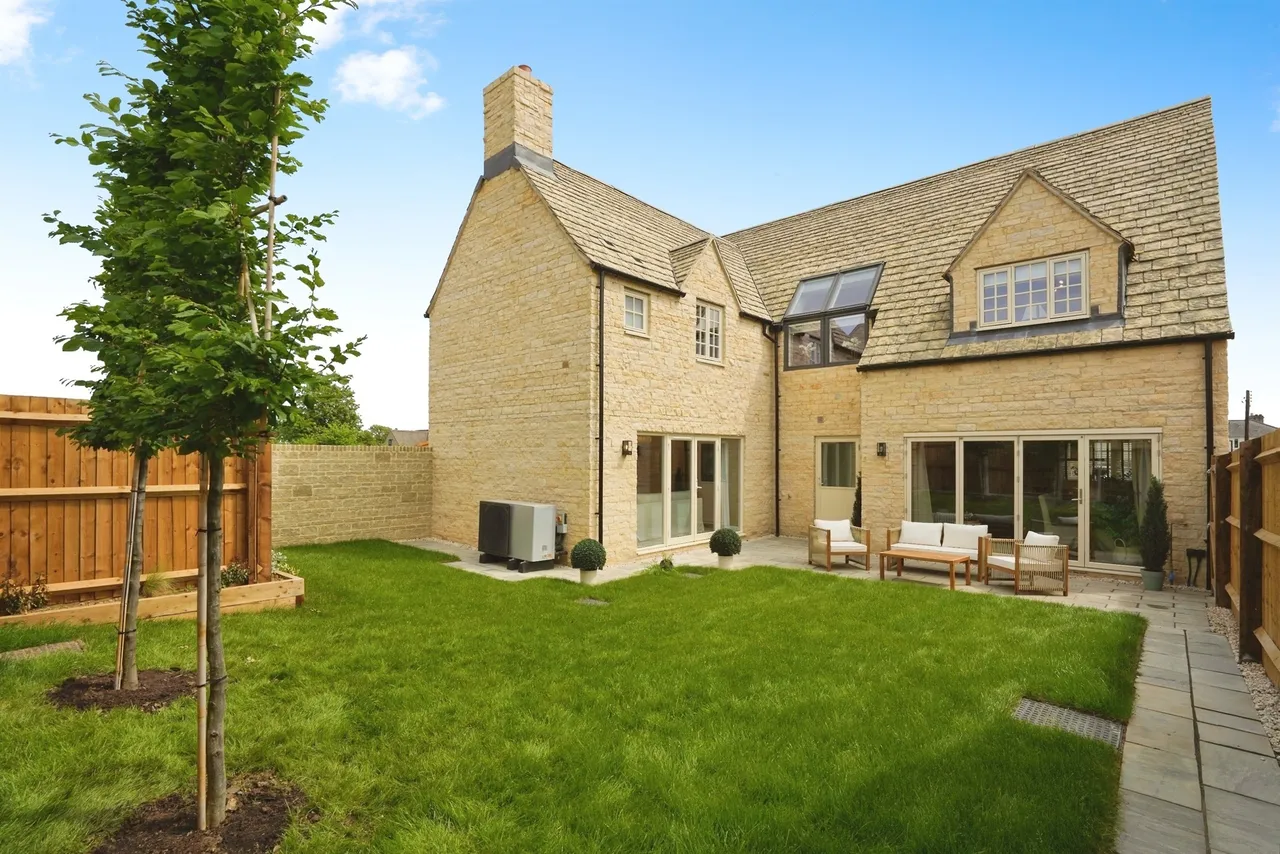 5 bed house for sale — Ampney Meadows, Down Ampney, Cirencester