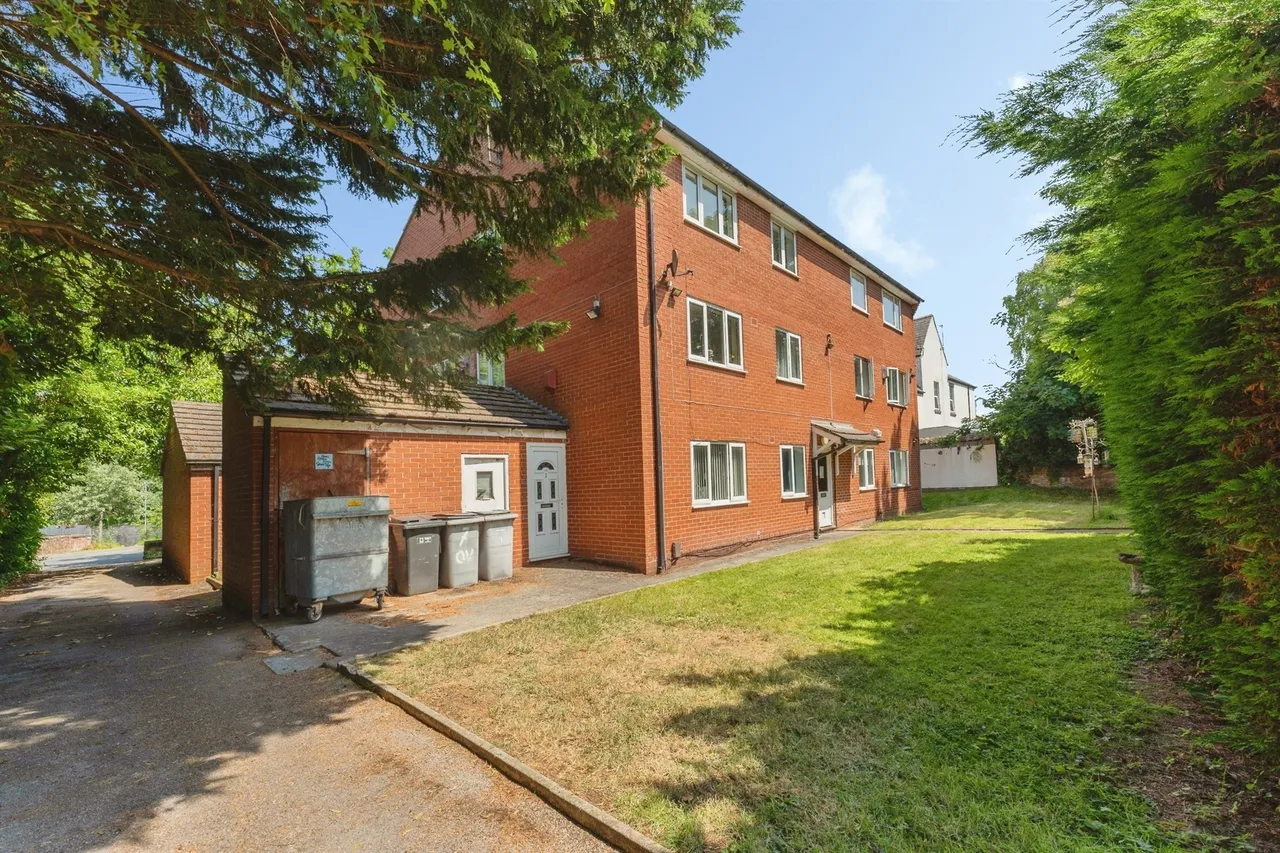 Village Road, PRENTON, photo 12