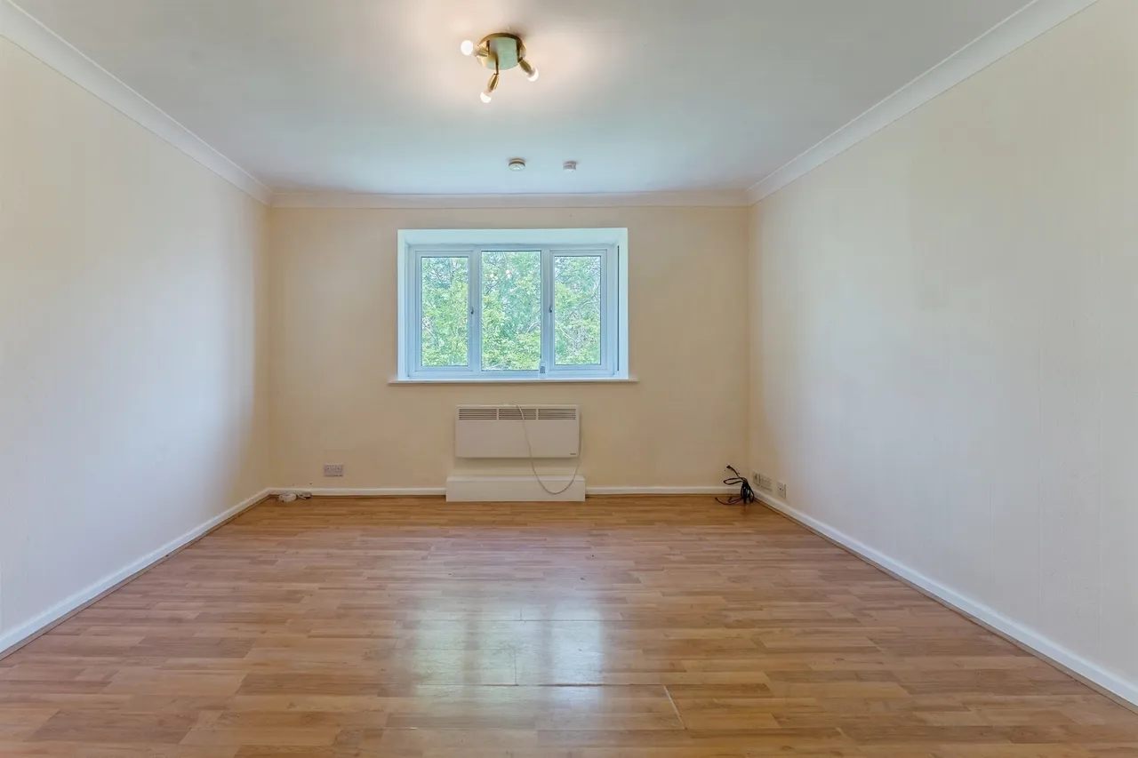 Village Road, PRENTON, photo 9