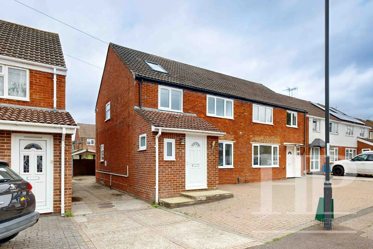 3 bed house to rent, Tennyson Close, Crawley, RH10