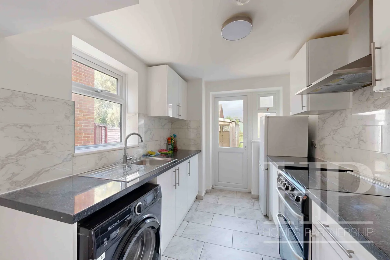 Tennyson Close, Crawley, RH10, photo 3