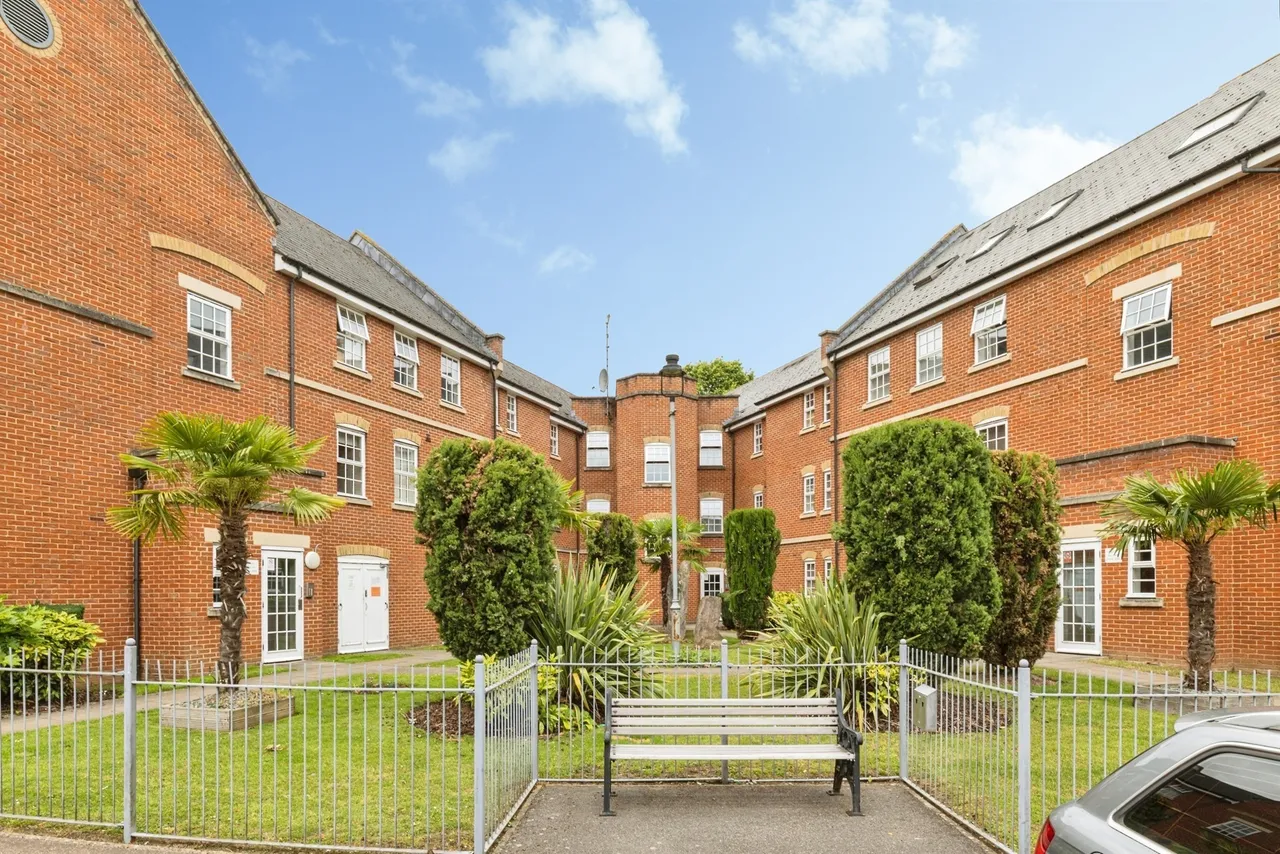 2 bed flat for sale — Florey Gardens, Aylesbury