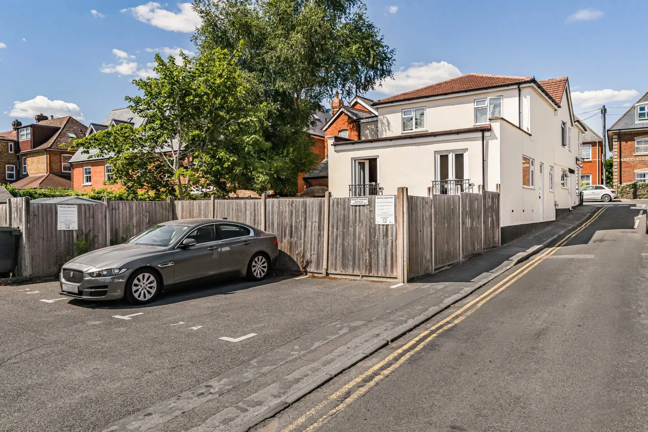1 bed flat for sale, Victoria Street, Englefield Green, TW20