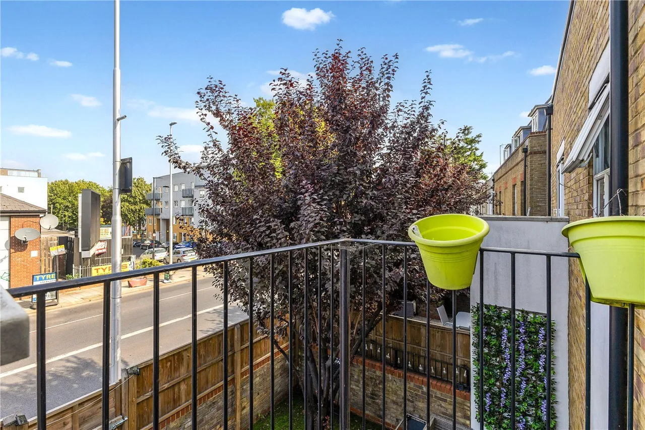 Wandsworth Road, London, SW8, photo 13