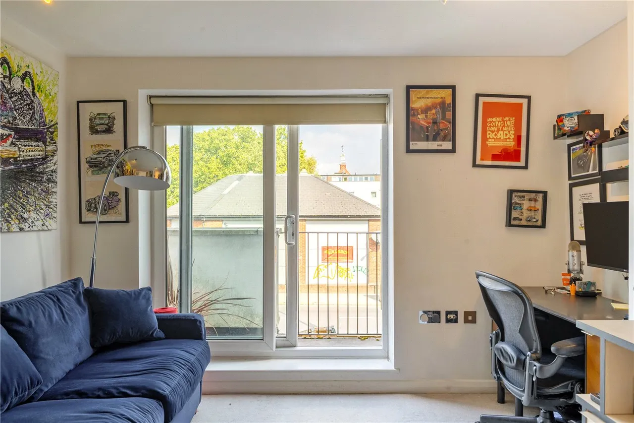 Wandsworth Road, London, SW8, photo 9