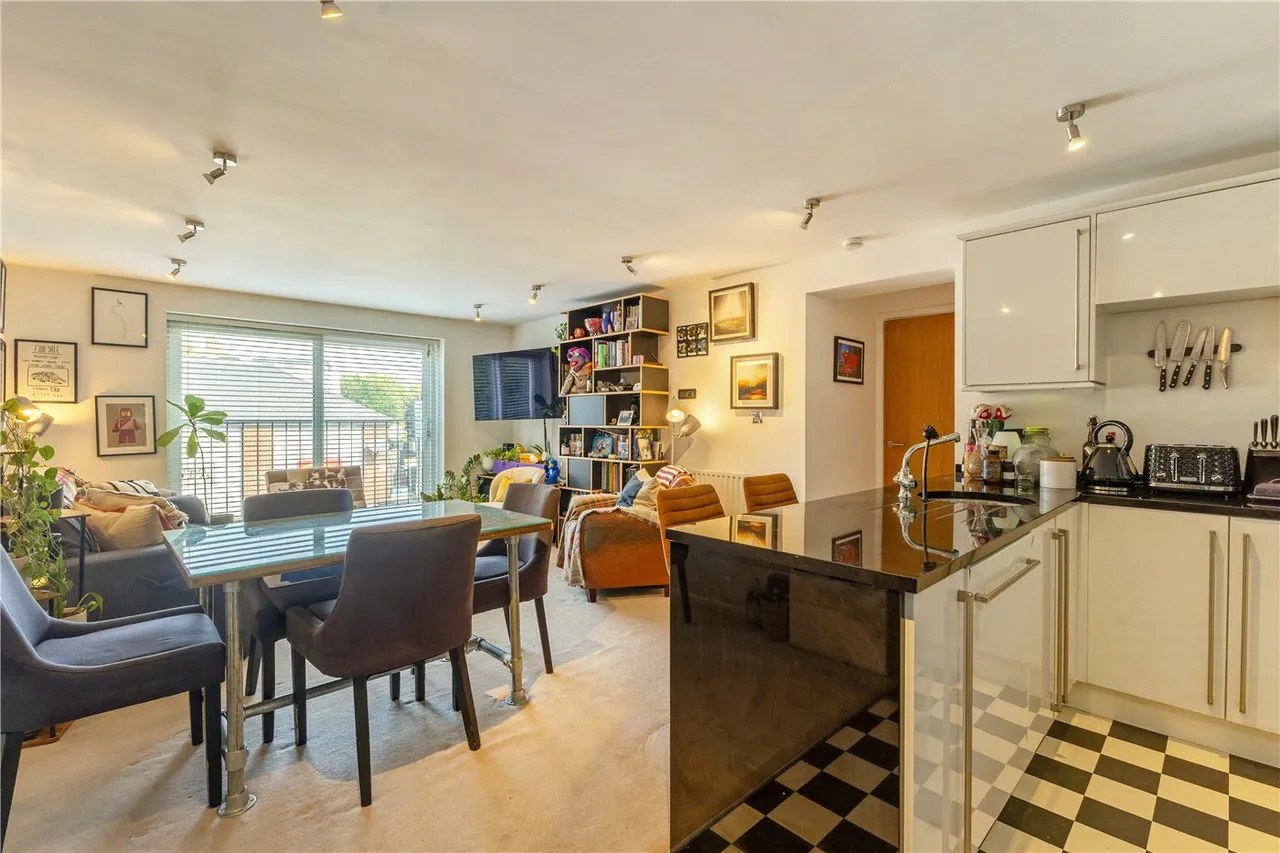 Wandsworth Road, London, SW8, photo 4
