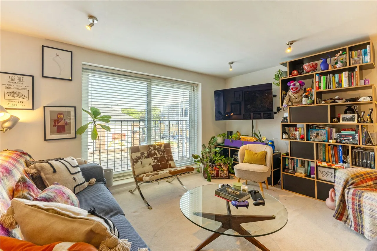 2 bed flat for sale, Wandsworth Road, London, SW8
