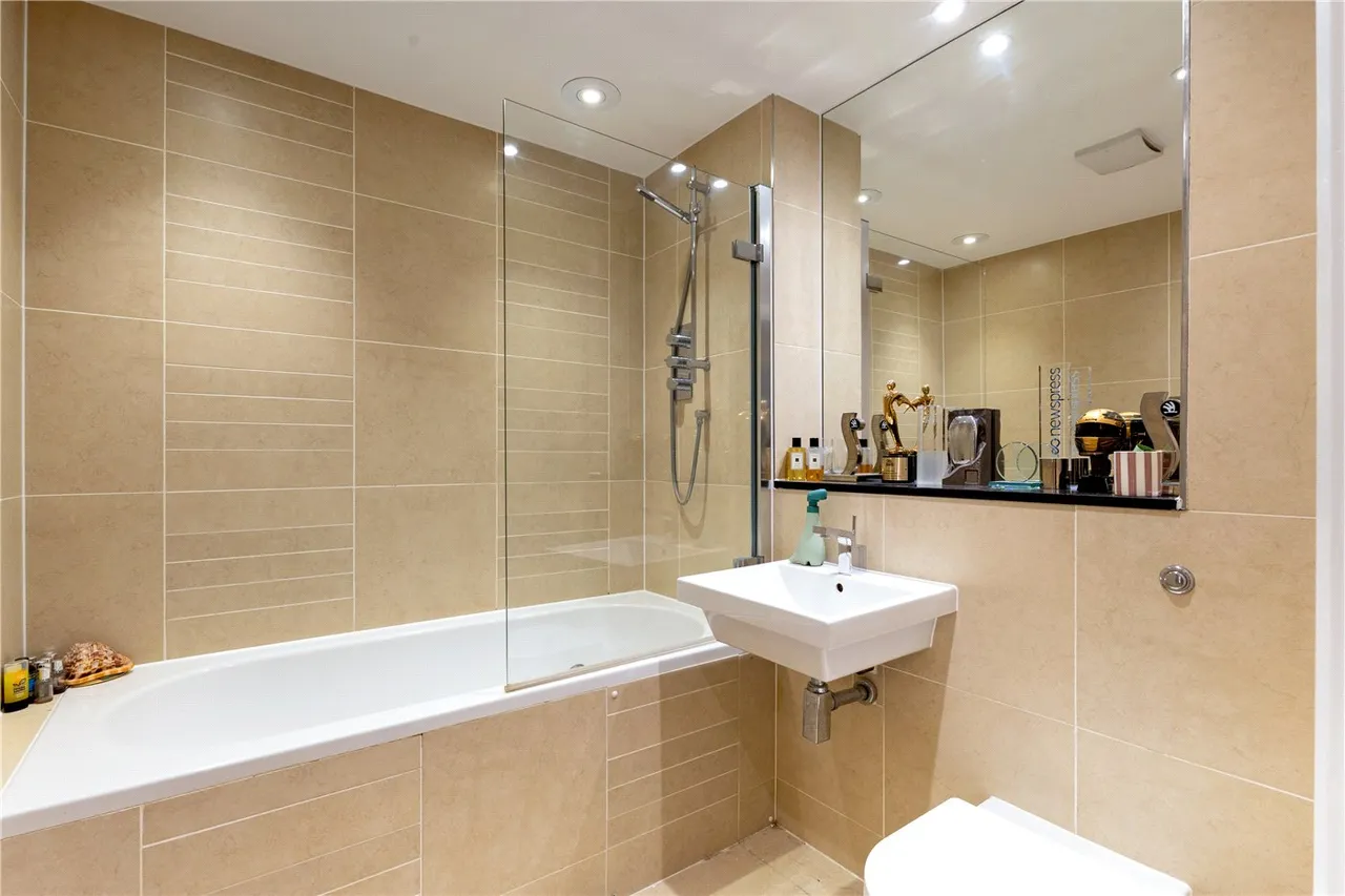 Wandsworth Road, London, SW8, photo 12