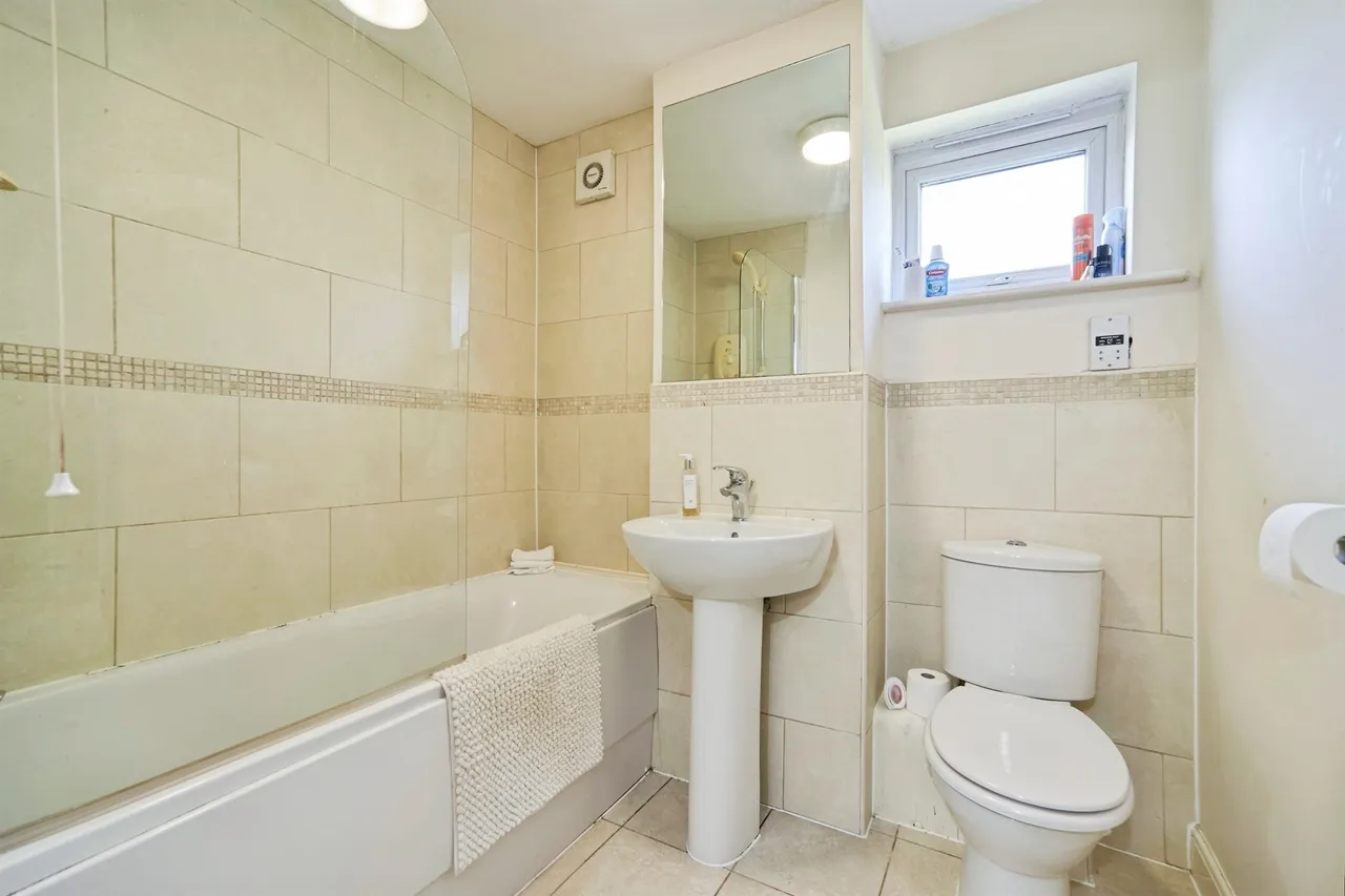 Station Square, Stanningley, Pudsey, photo 12