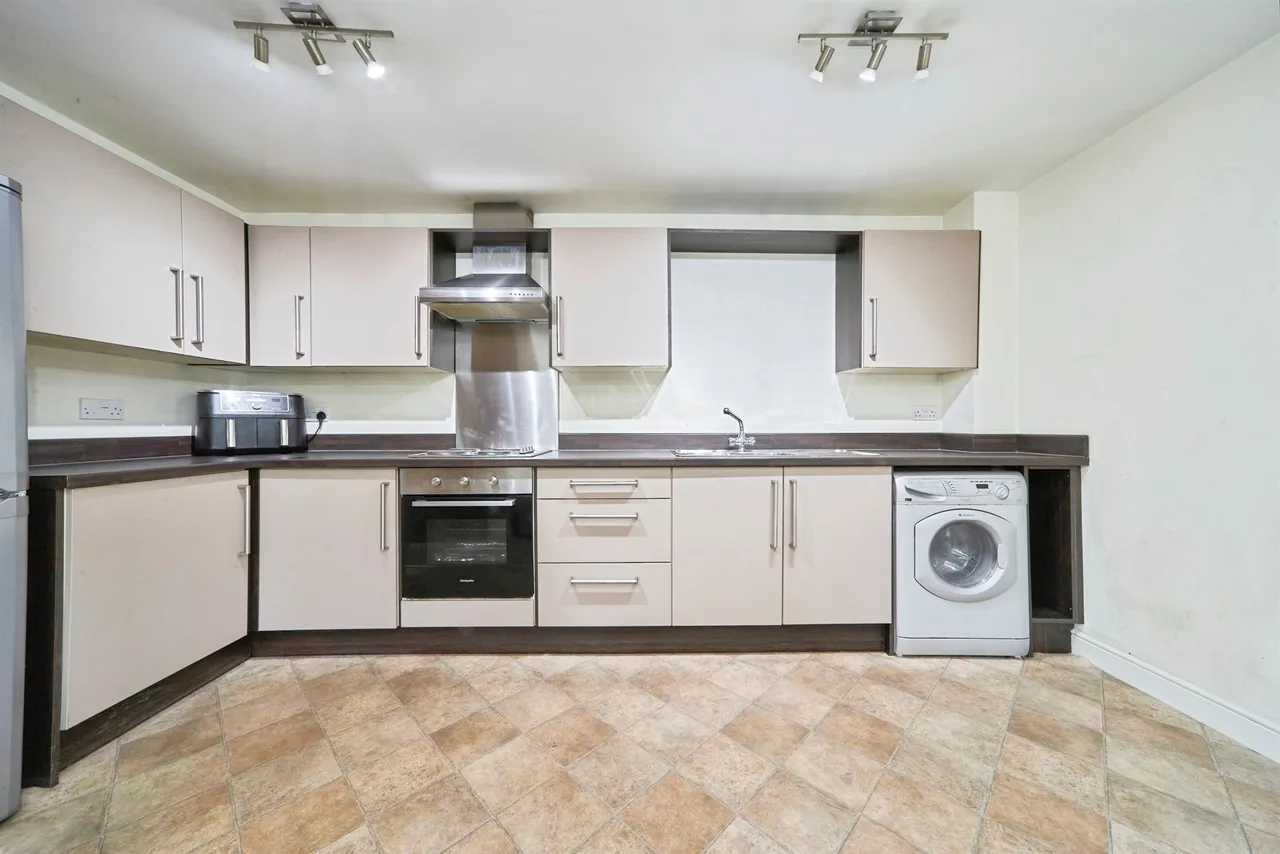 Station Square, Stanningley, Pudsey, photo 5
