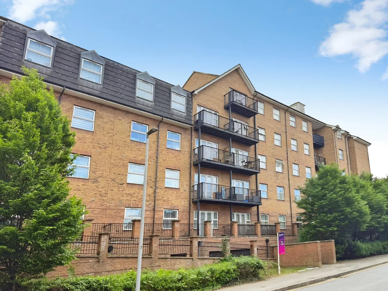 2 bed flat for sale, Holly Street, Farley Hill, LU1