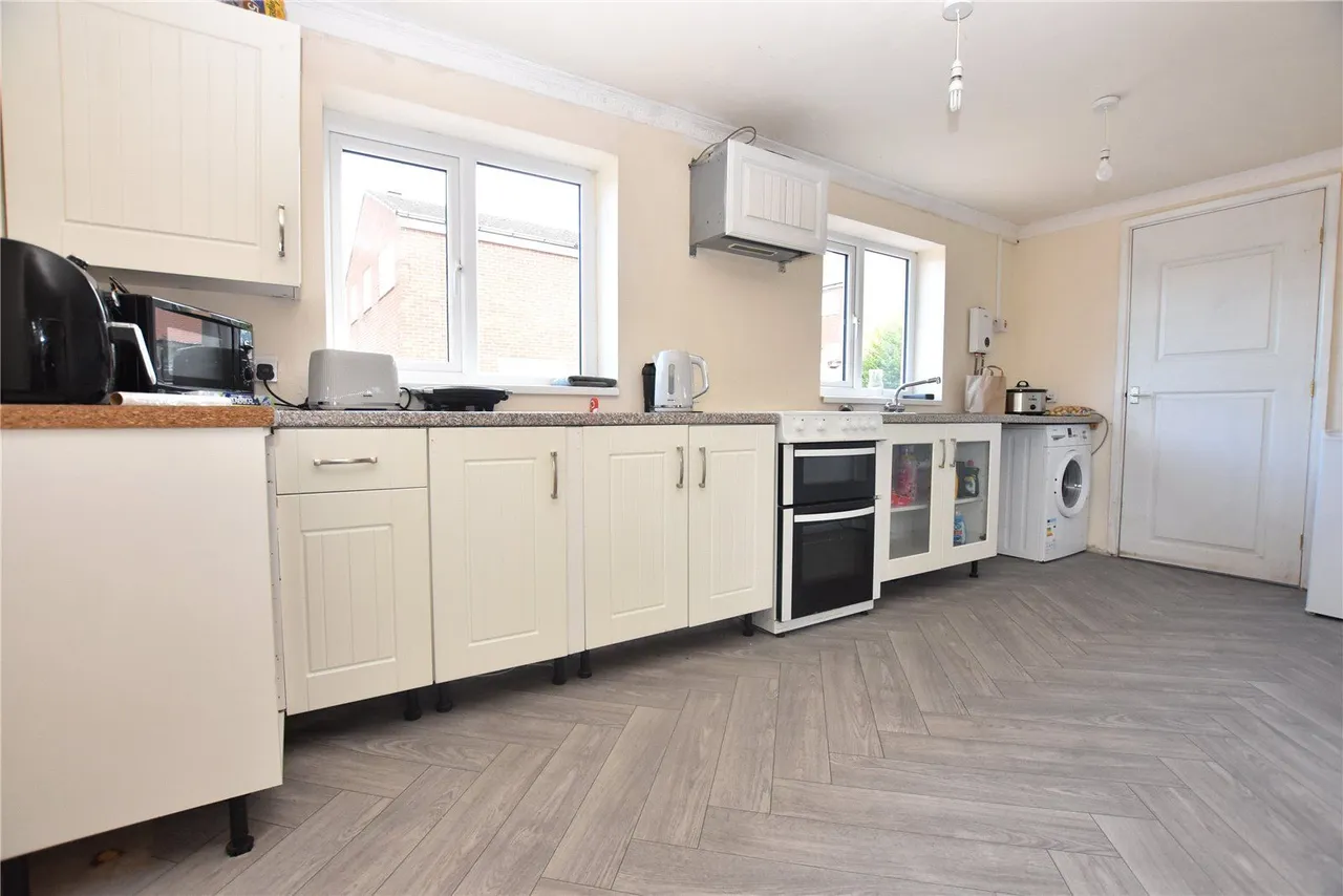 Thorpe Road, Pudsey, LS28, photo 3