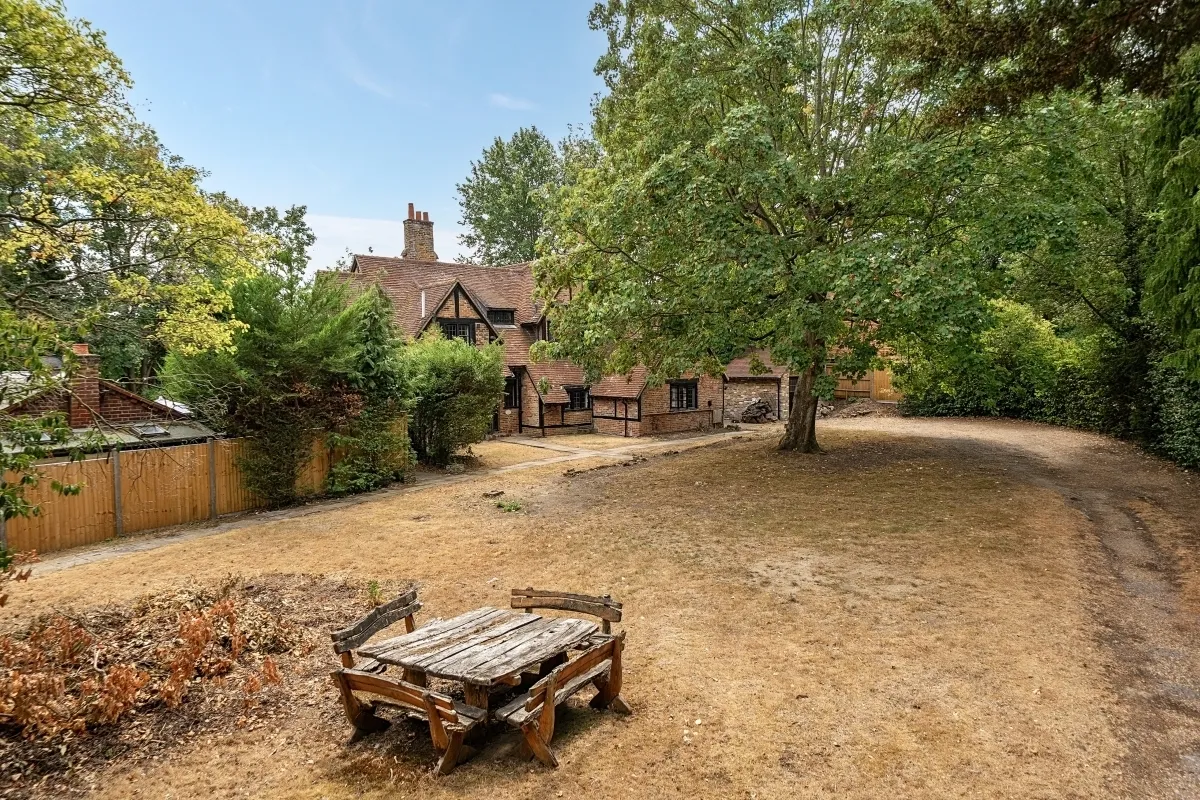 Esher Place Avenue, Esher KT10, photo 2
