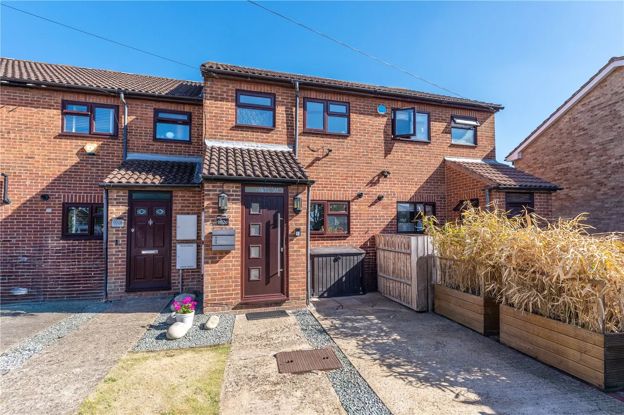 2 bed house for sale — Crispen Road, Hanworth, TW13 6QR