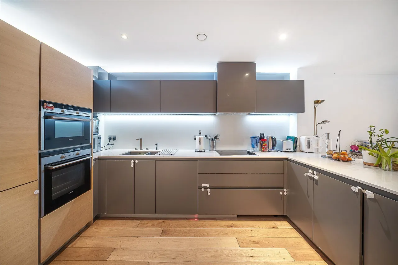 Sir Alexander Close, London, W3, photo 4