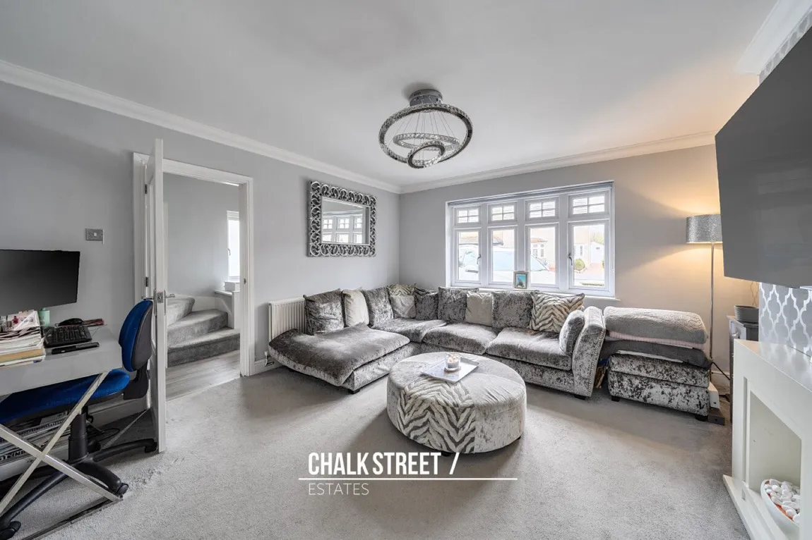 Dee Way, Rise Park, Romford, Greater London, RM1 4UU, photo 7