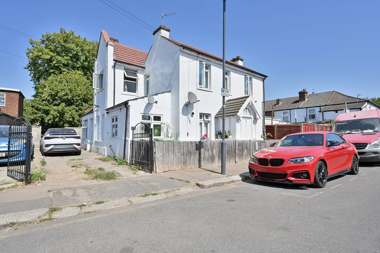 1 bed flat for sale — Flat 4, 86 Peel Road, Harrow