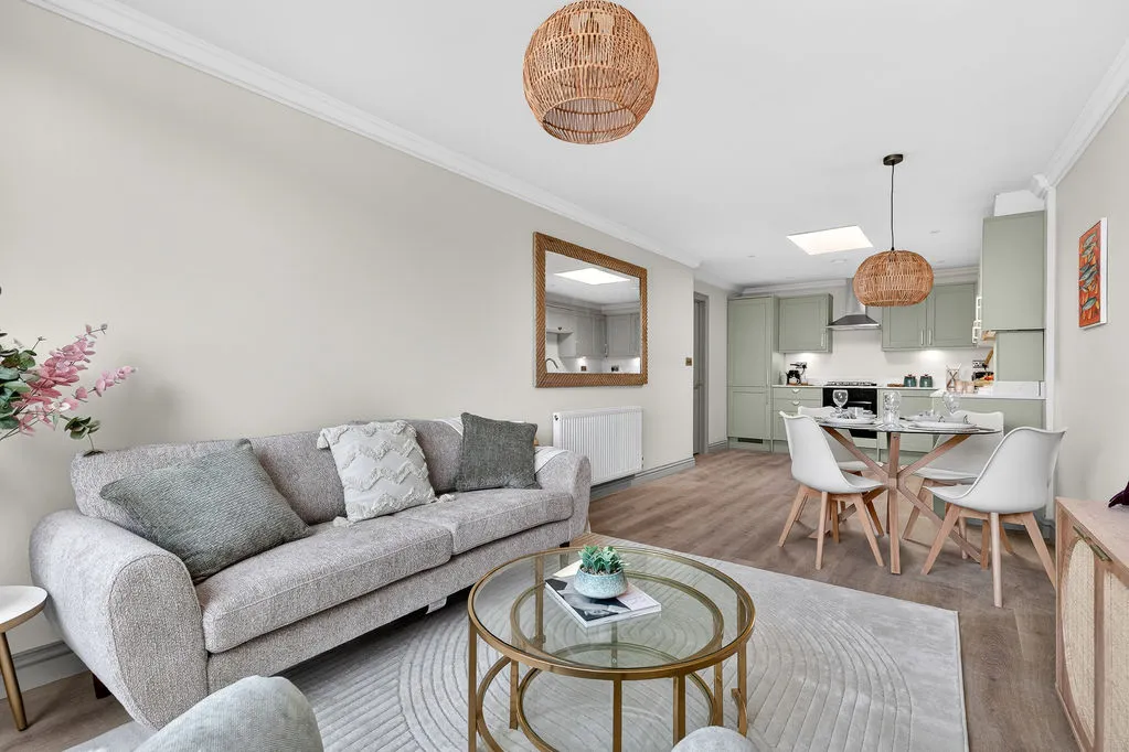 Guildford Street, Chertsey KT16 9AH, photo 3
