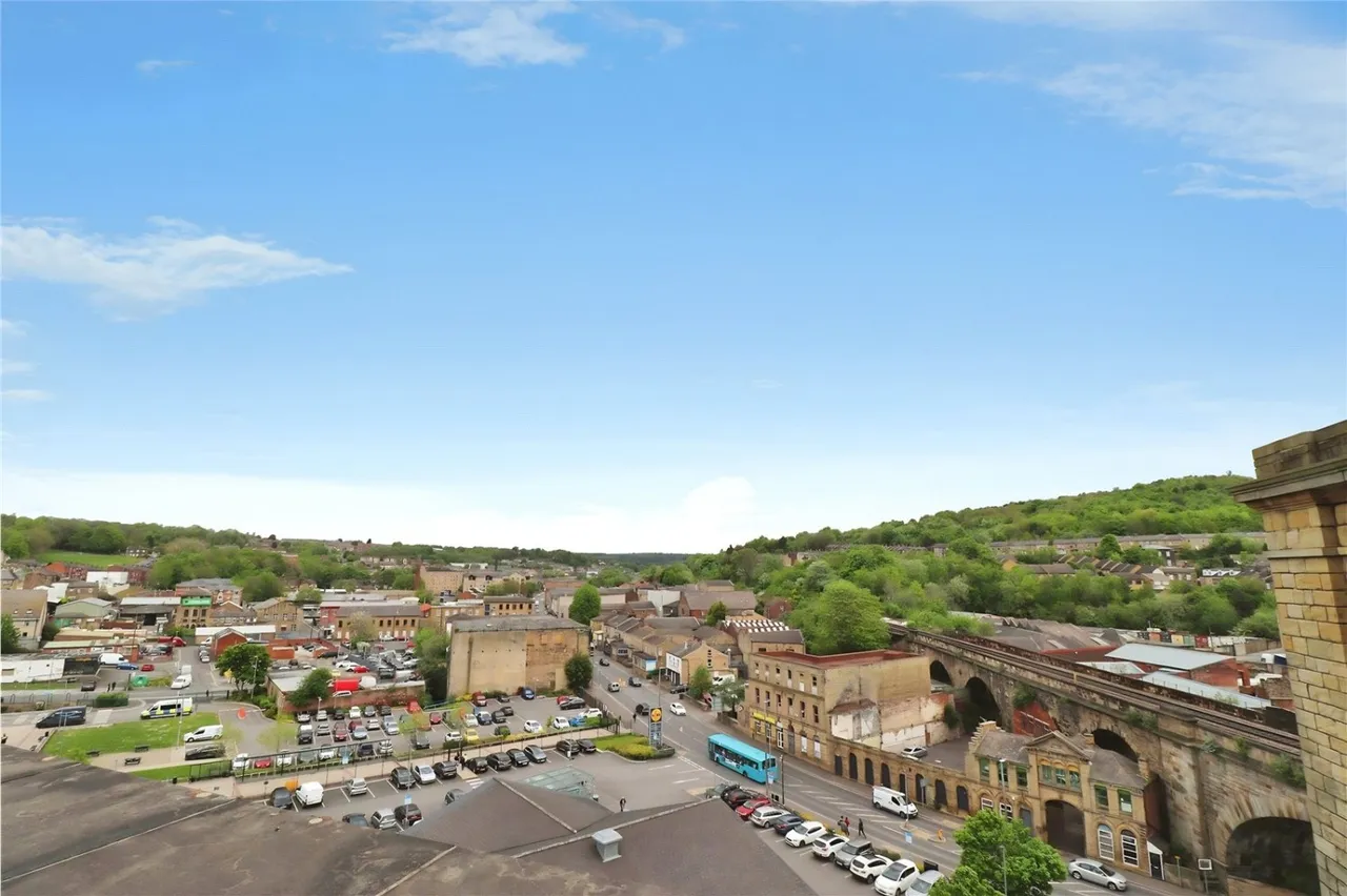Bradford Road, Dewsbury, WF13, photo 2